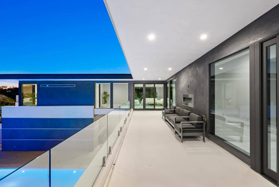 TIMELESS SLEEK MODERN HOME IN CARLSBAD