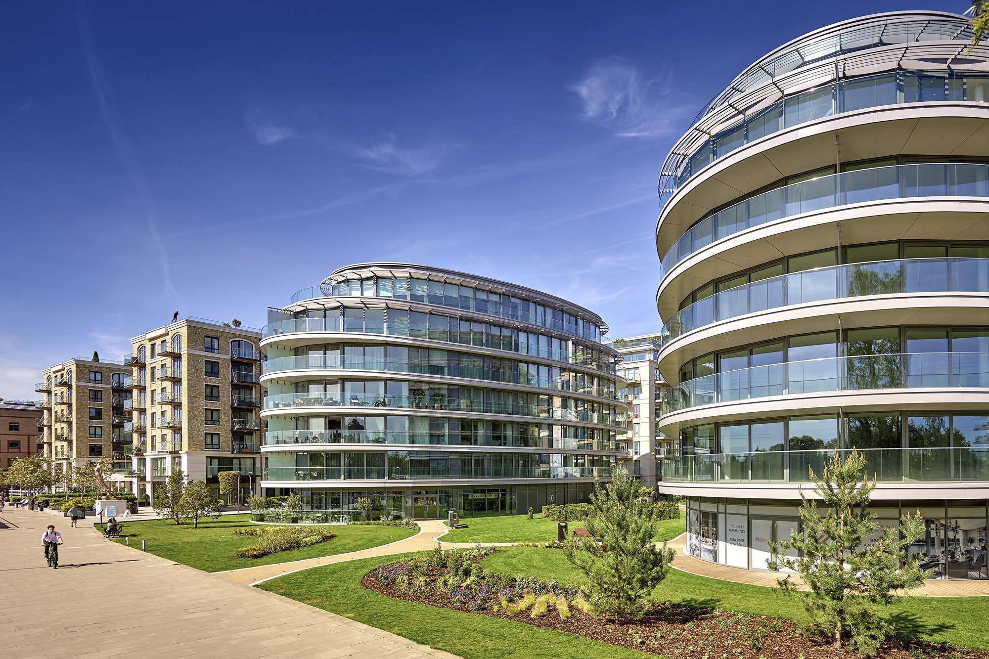 Recently built contemporary two bedroom apartment in the fashionable Fulham Reach, an outstanding new development on the banks of River Thames.
