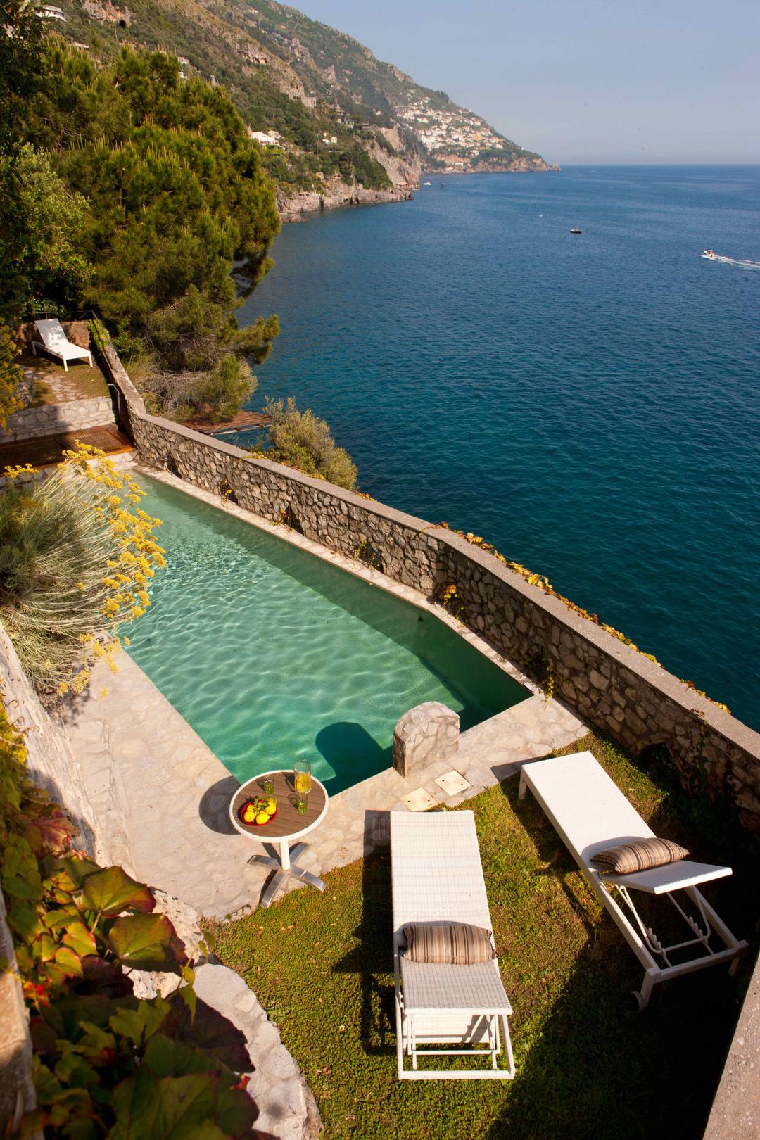 An intimate Mediterranean retreat overlooking the sea