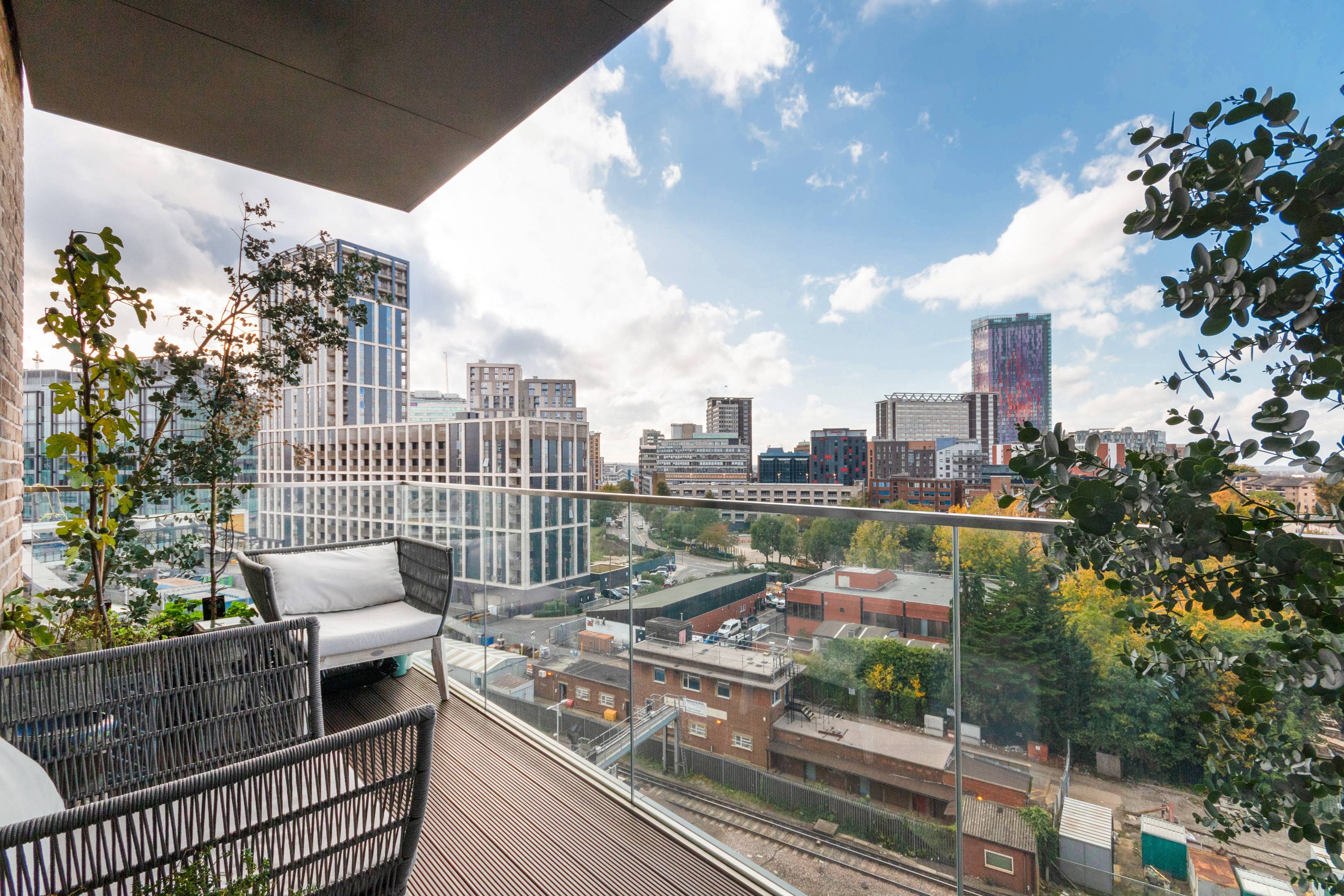 West facing 7th Floor 2 Bedroom Apartment w/ Balcony