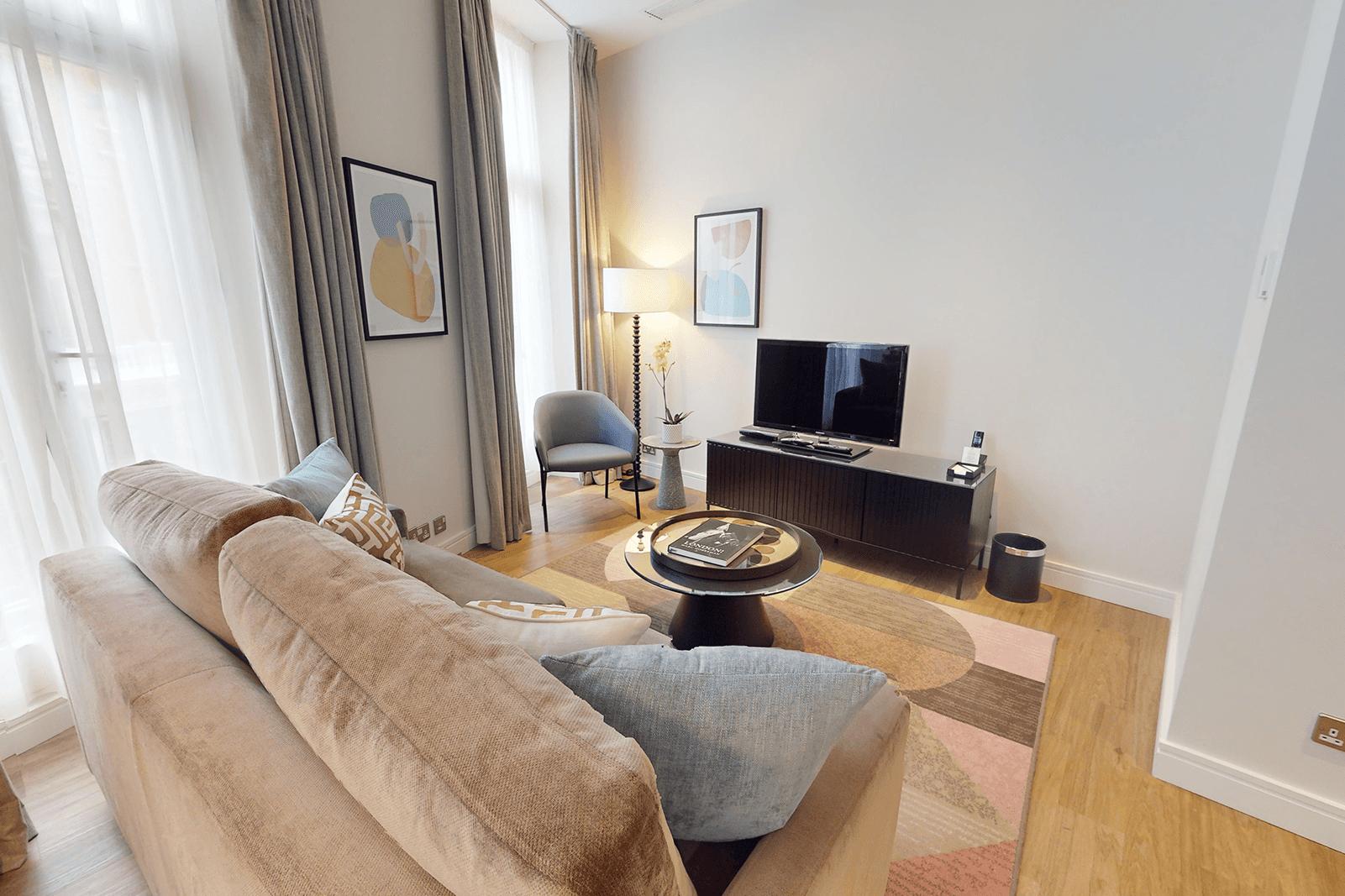 Superior Two-Bedroom Serviced Apartment with Luxury Amenities in Trendy South Kensington