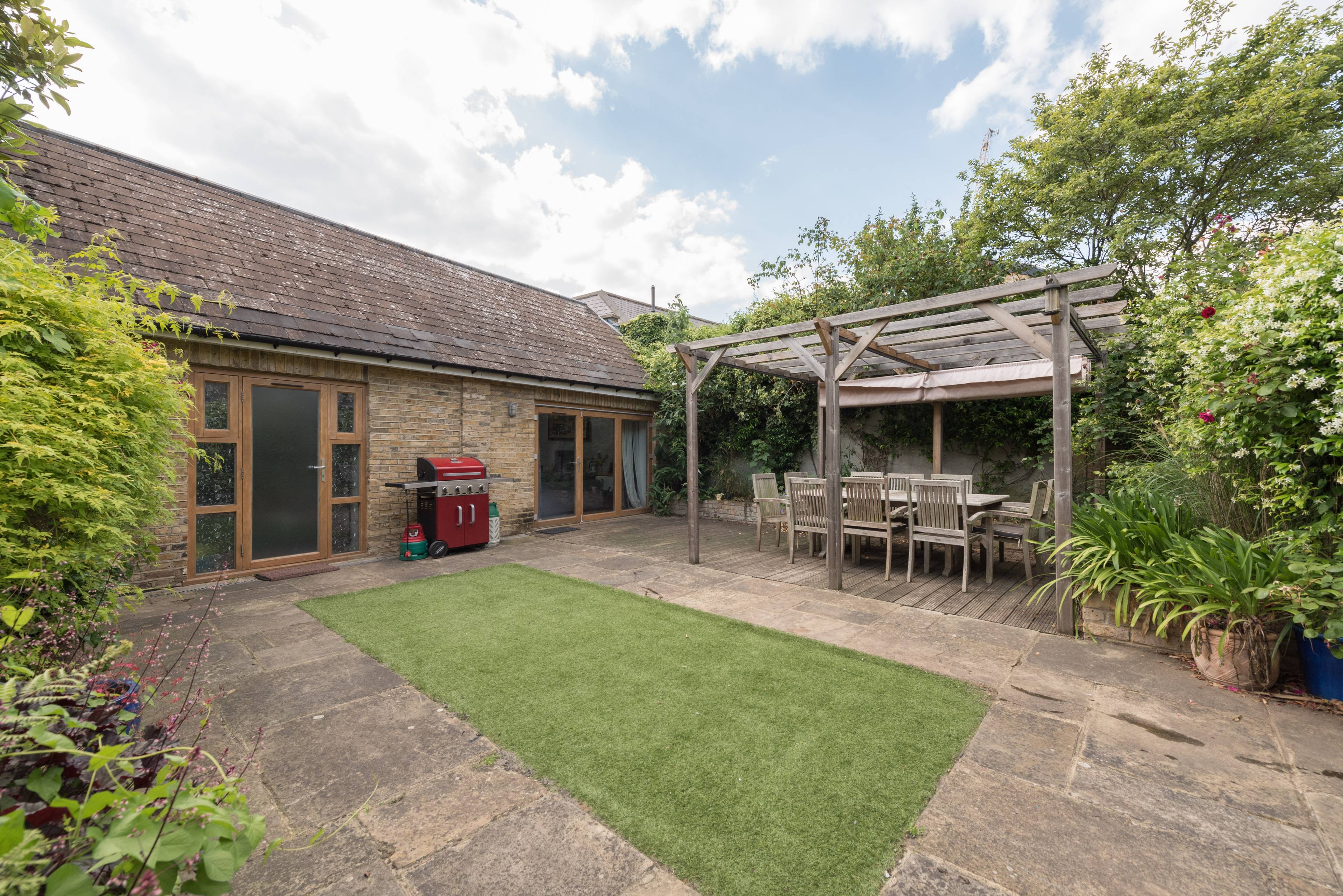 It is truly exciting to present you with this spectacular Georgian House which sits at the heart of the lively, charming and family friendly Greenwich.