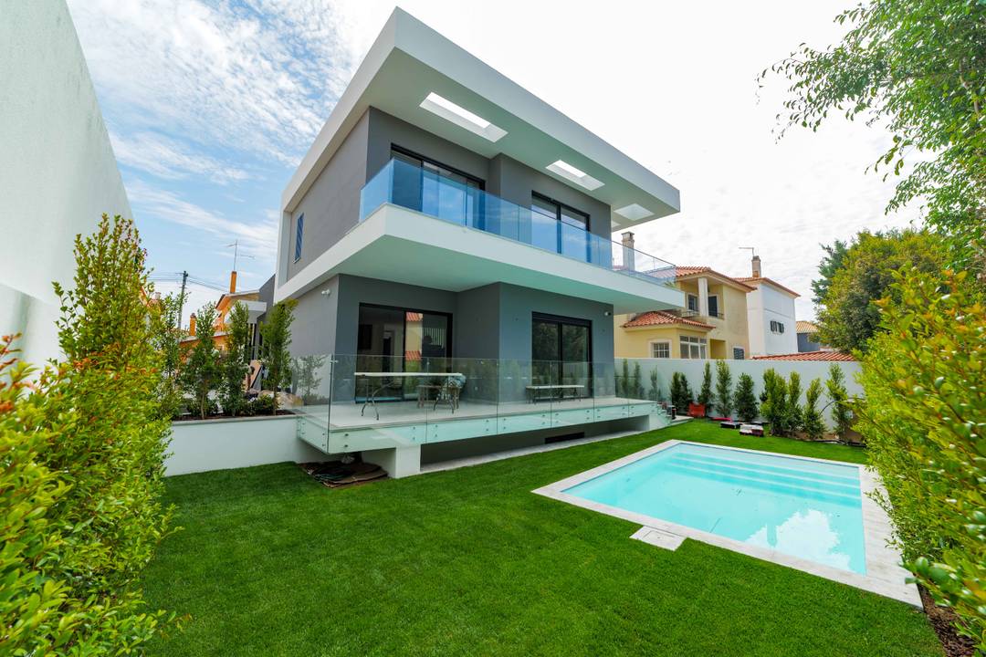 Modern Villa | 4+2 Bedrooms | Heated Pool | Smart Systems | Quiet Street |