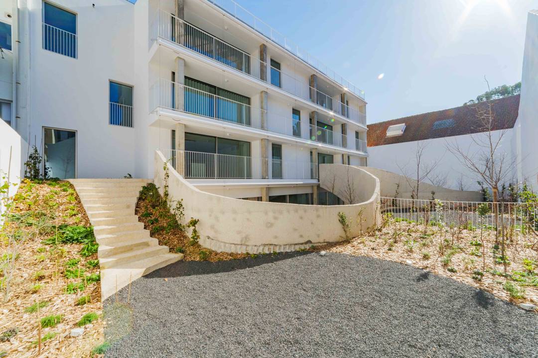 Bright Two-Bedroom Apartment with Private Garden in Marvila (T2)