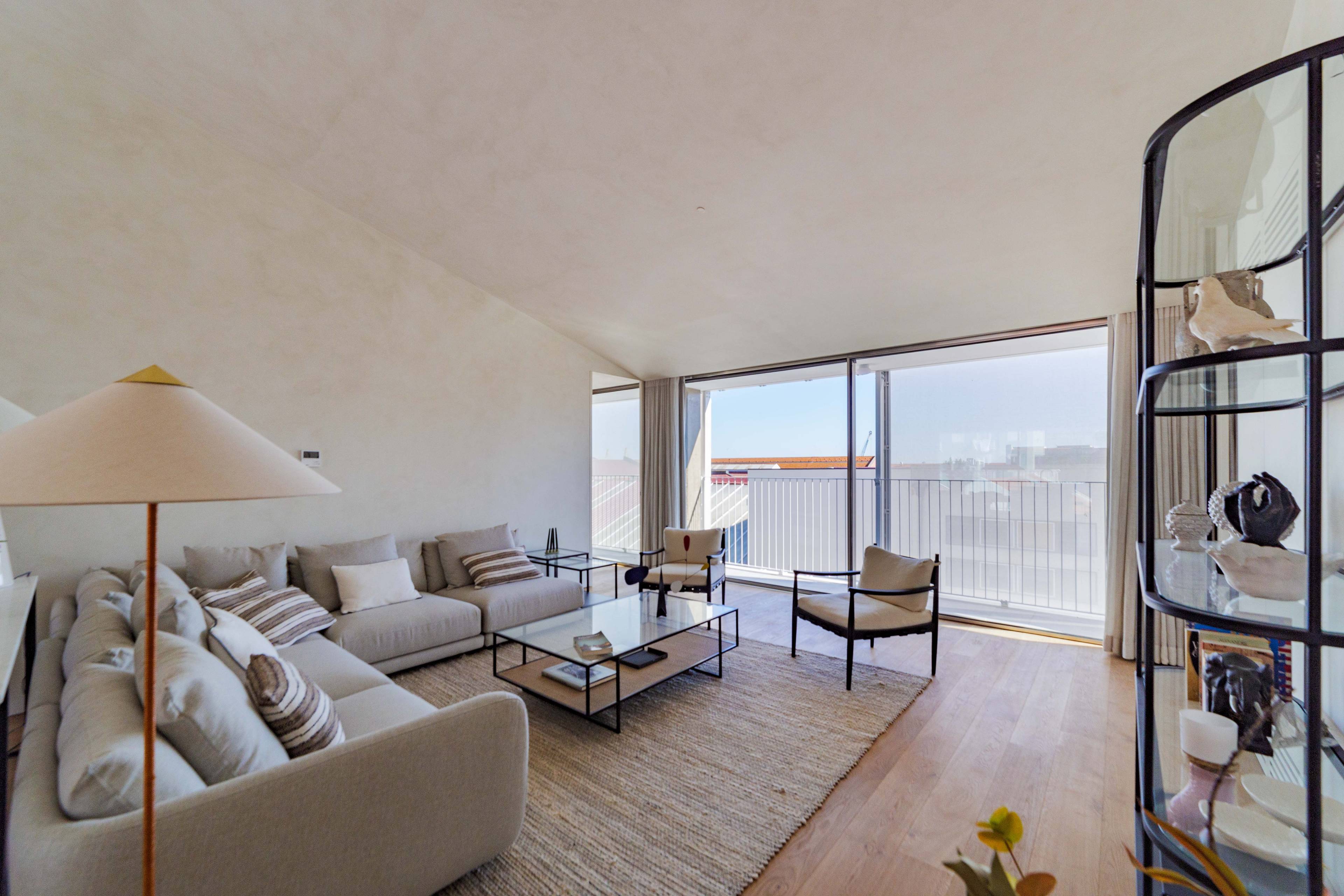 Four-Bedroom Apartment with Terrace in Marvila (T4)