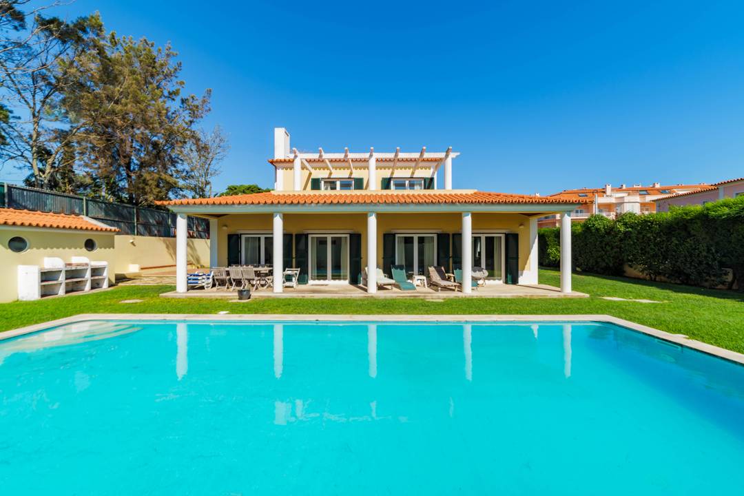 Family villa between Quinta da Marinha and Costa da Guia