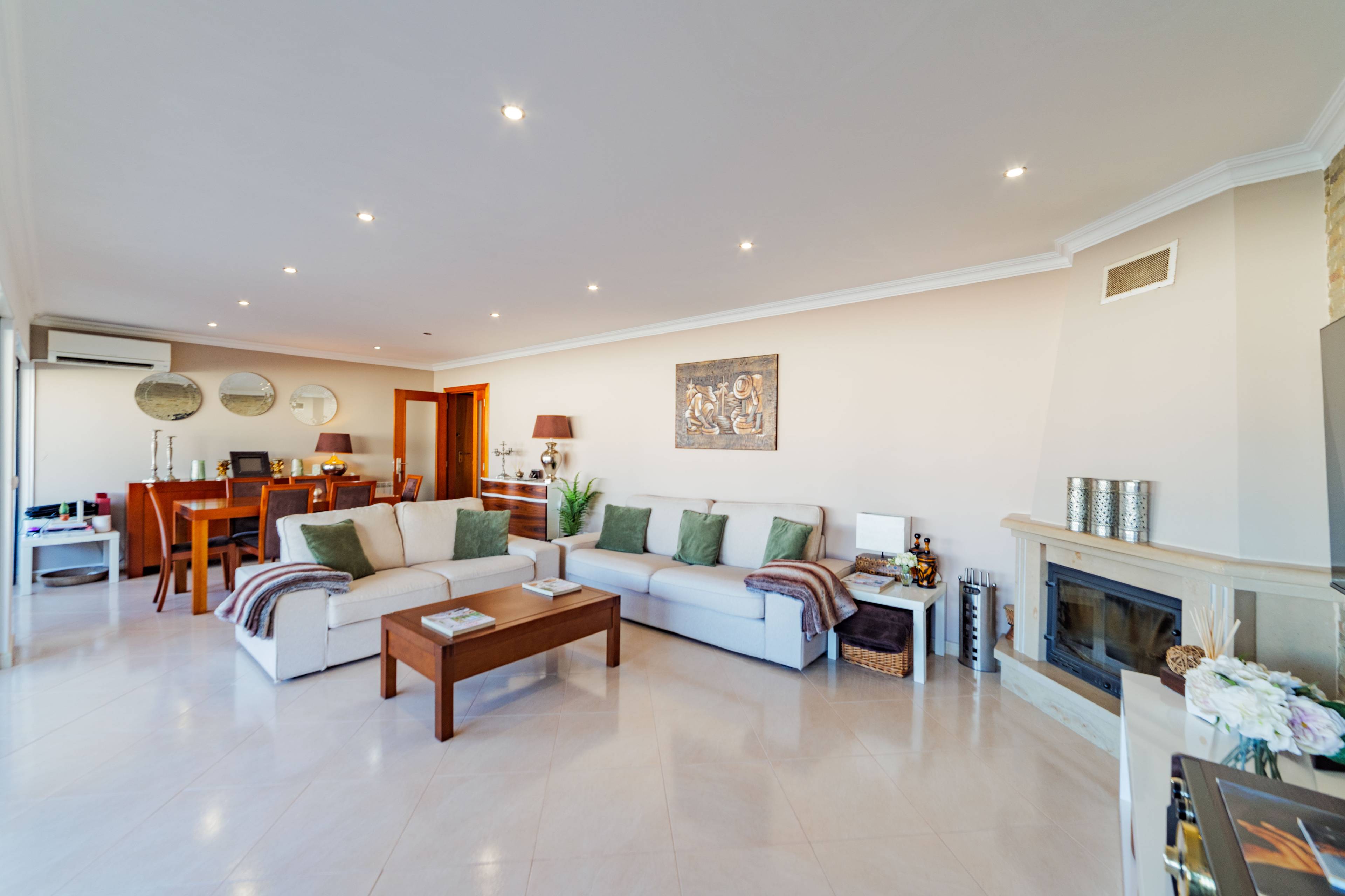 Spacious 4-Bedroom Penthouse in Moita, Lisboa