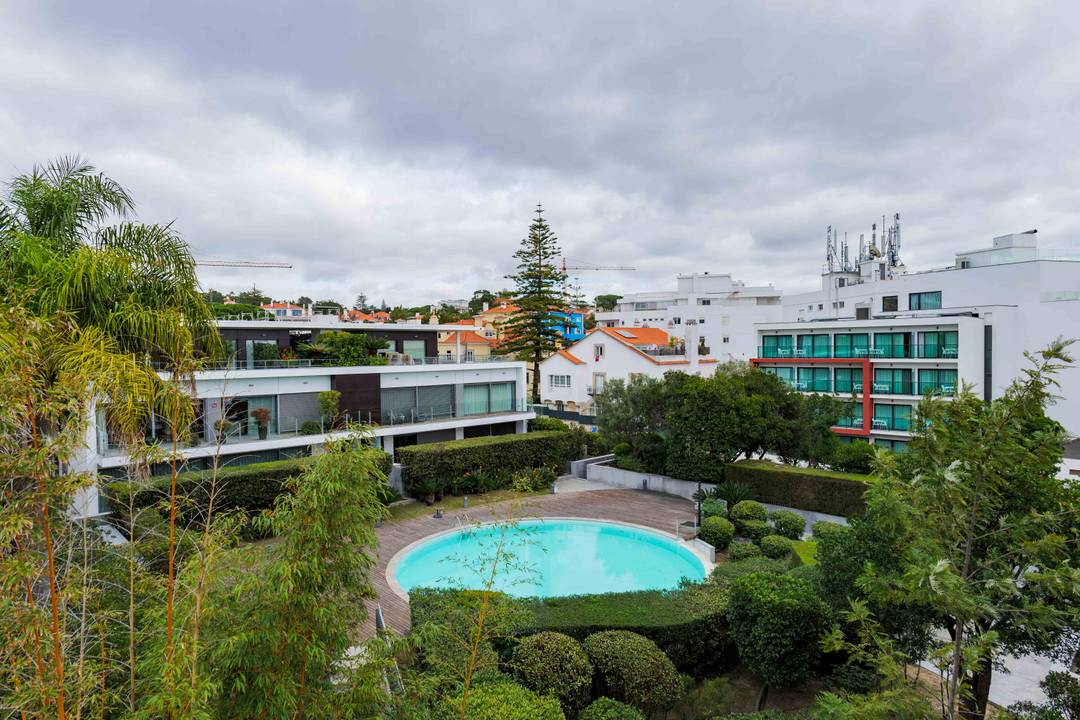 4-Bedroom Duplex in Prime Estoril Location