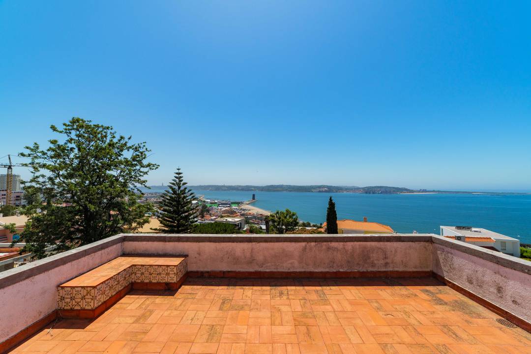 7 Beds | River Views | South-Facing Terrace | Garden | Garage | Pool Potential | Prime Location