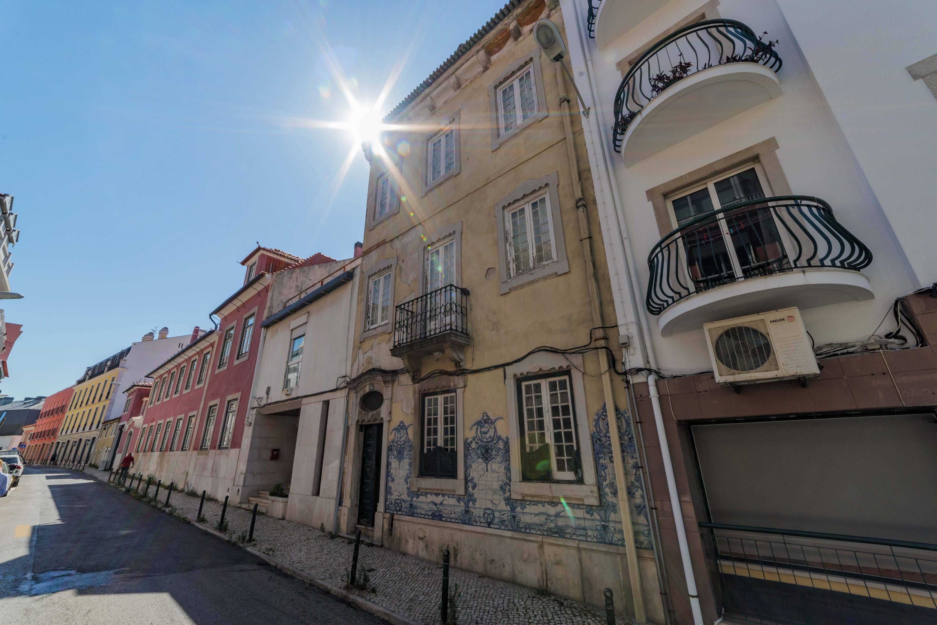 Otherworldly dream home in the heart of Lisbon: residential 450 sqm house with approved project in Estrela