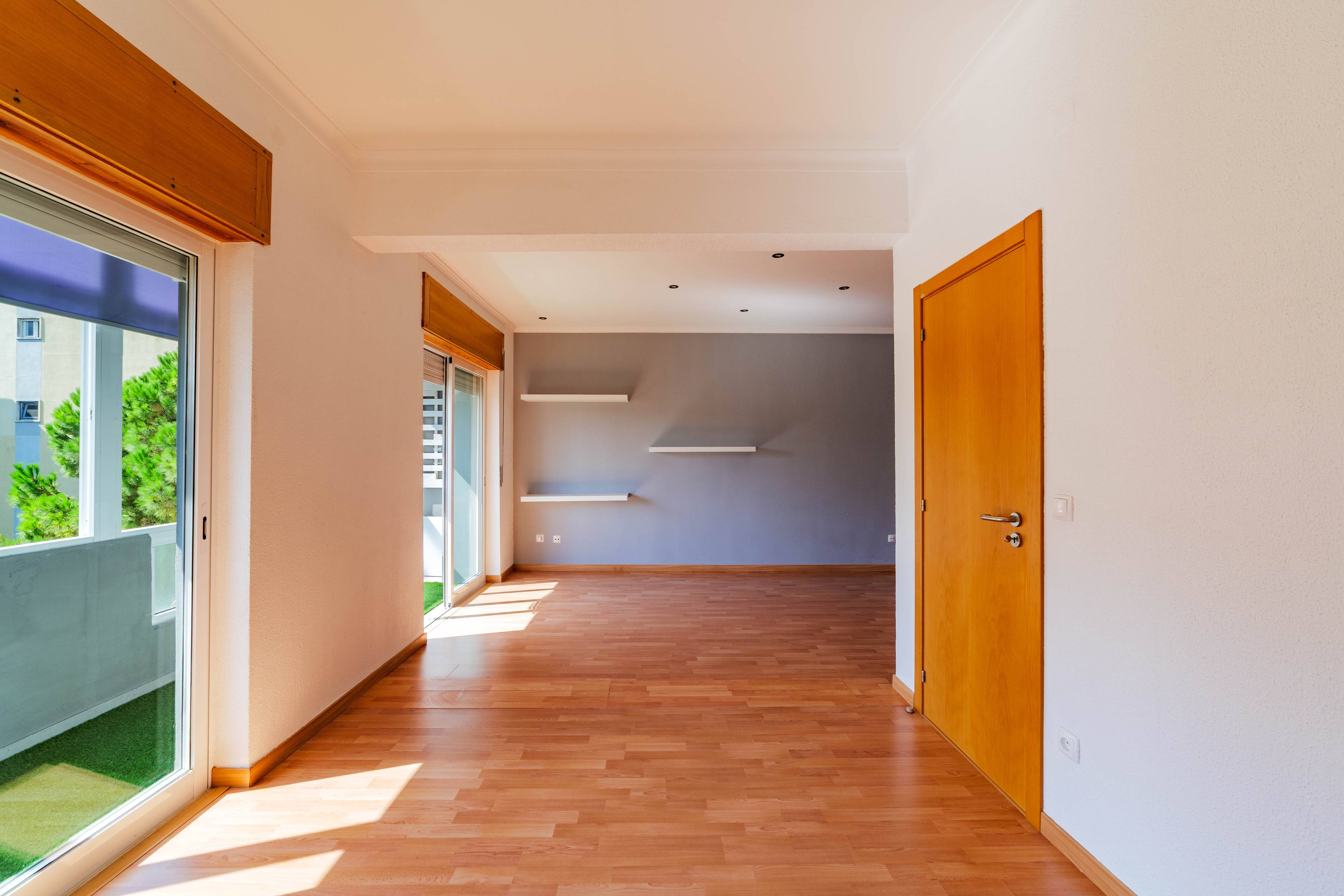 Apartamento T3 convertido em T2 com luz, espaço e localização privilegiada!