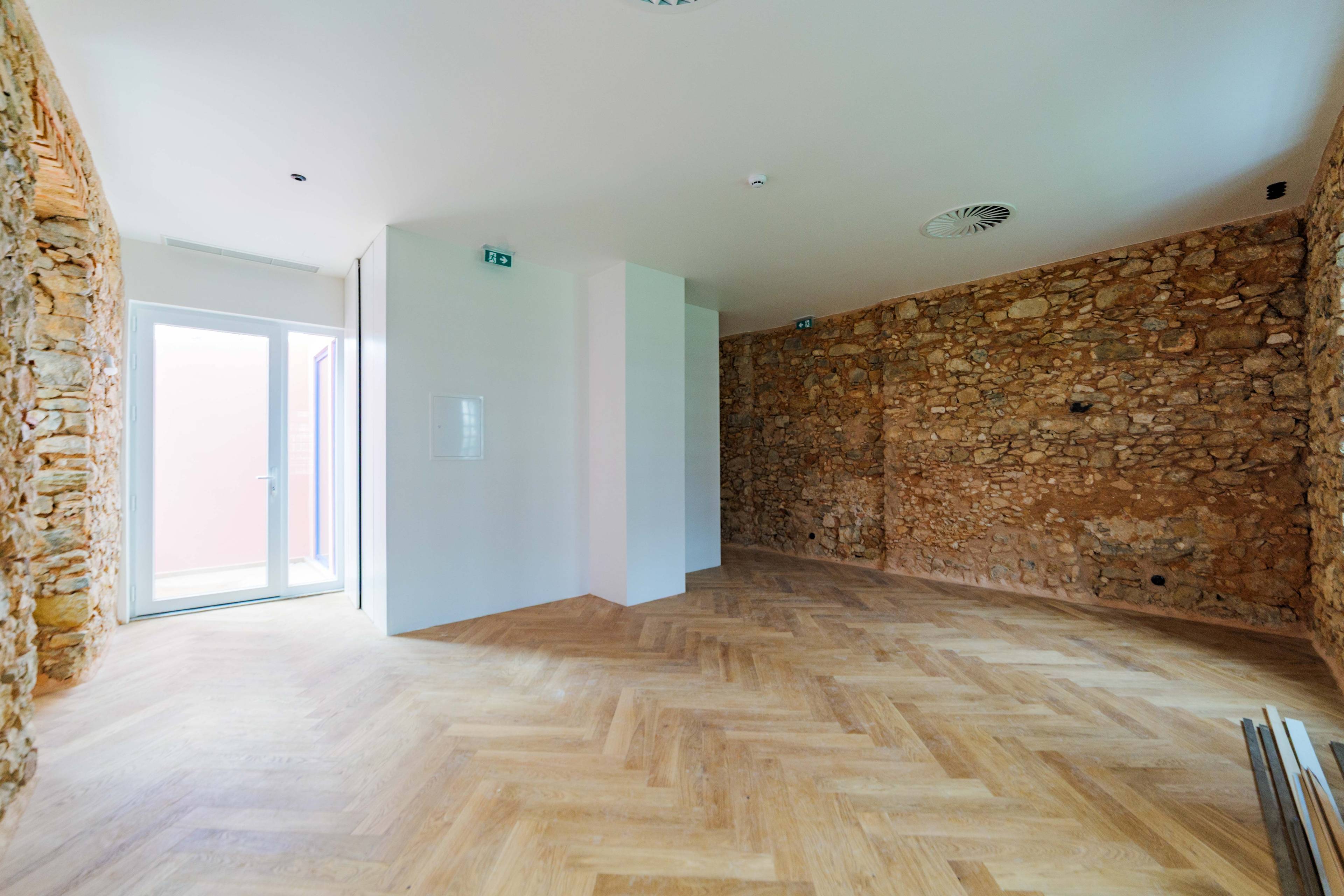 Prime Commercial Space for Rent in the Heart of Cascais Vila
