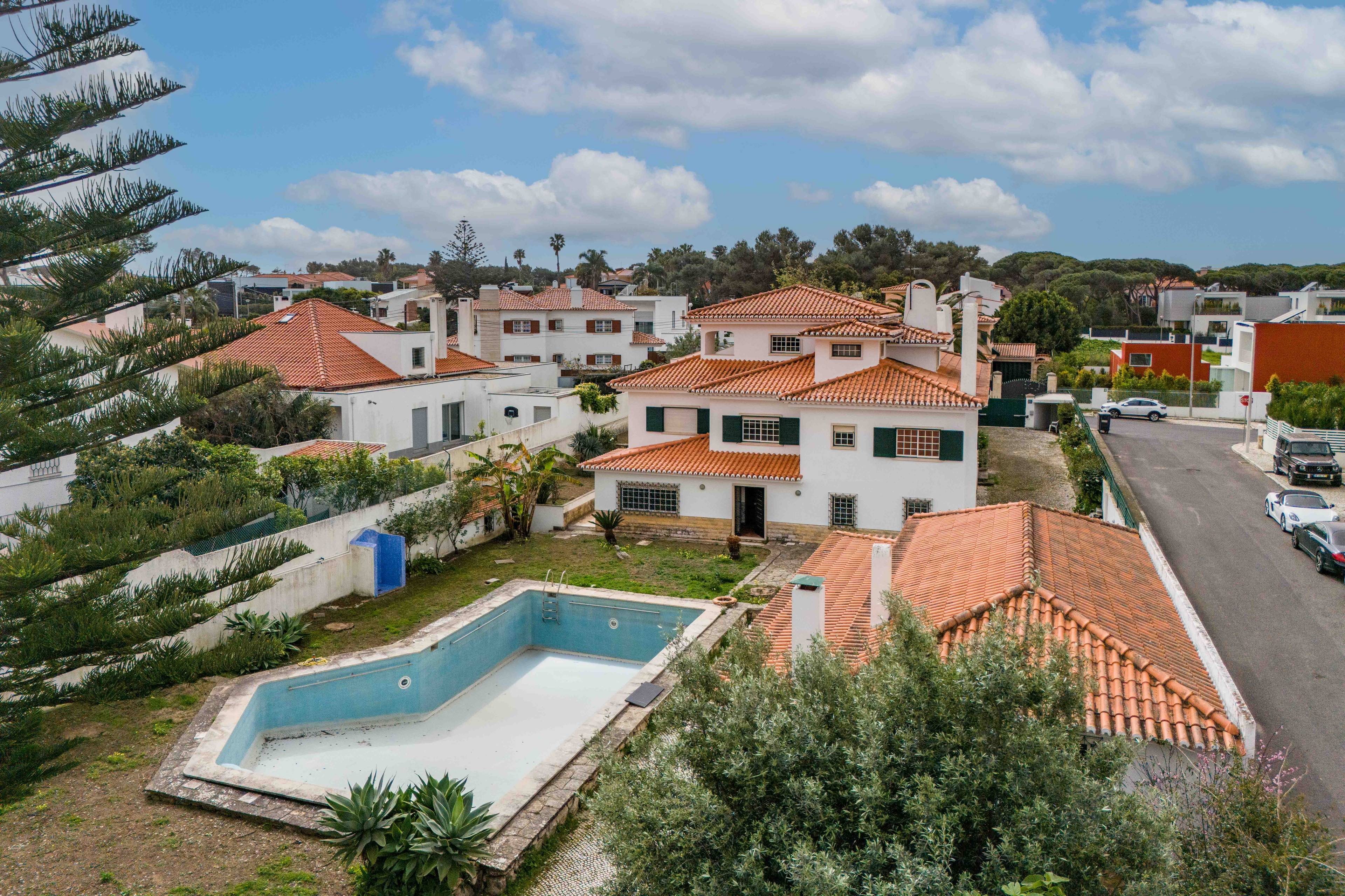 Family Villa | For Refurbishment  | 1 150m2 Plot | T6 | 10min to the beach | Close To International Schools