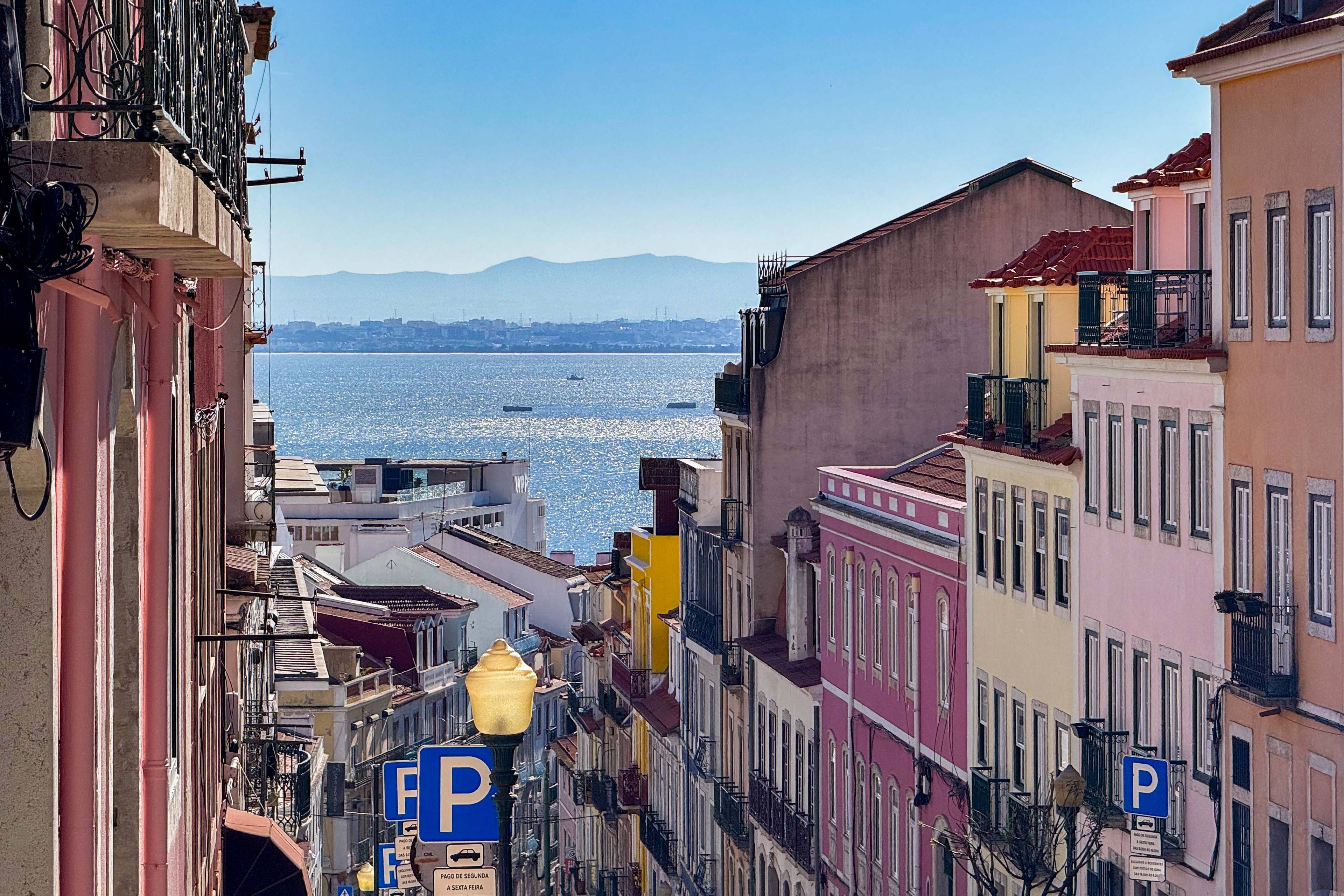 Fully Furnished T2 Apartment with Balcony and River Views in Lapa, Lisbon
