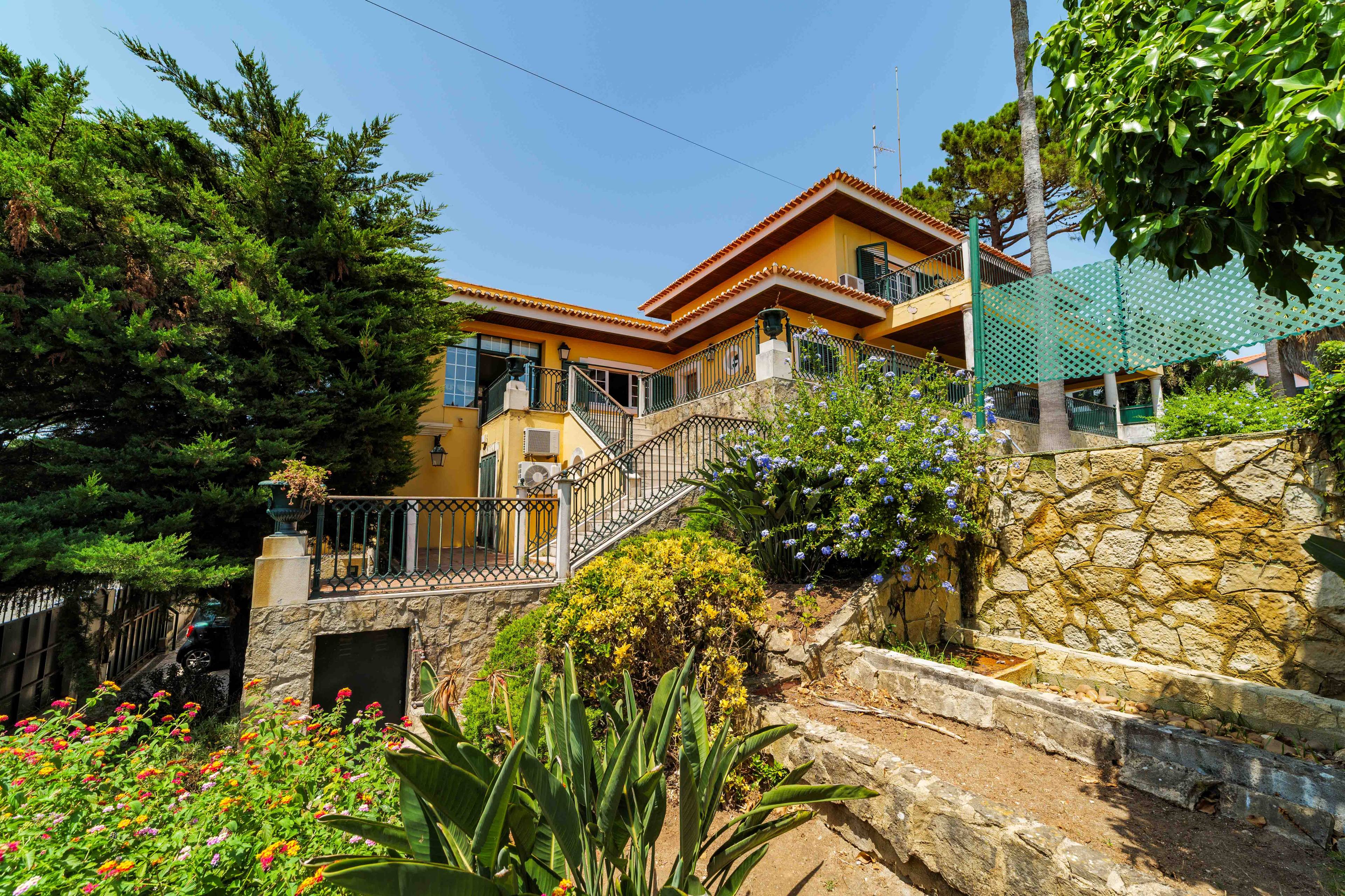 Spacious Villa with Sea View and Pool in Prime Estoril Location