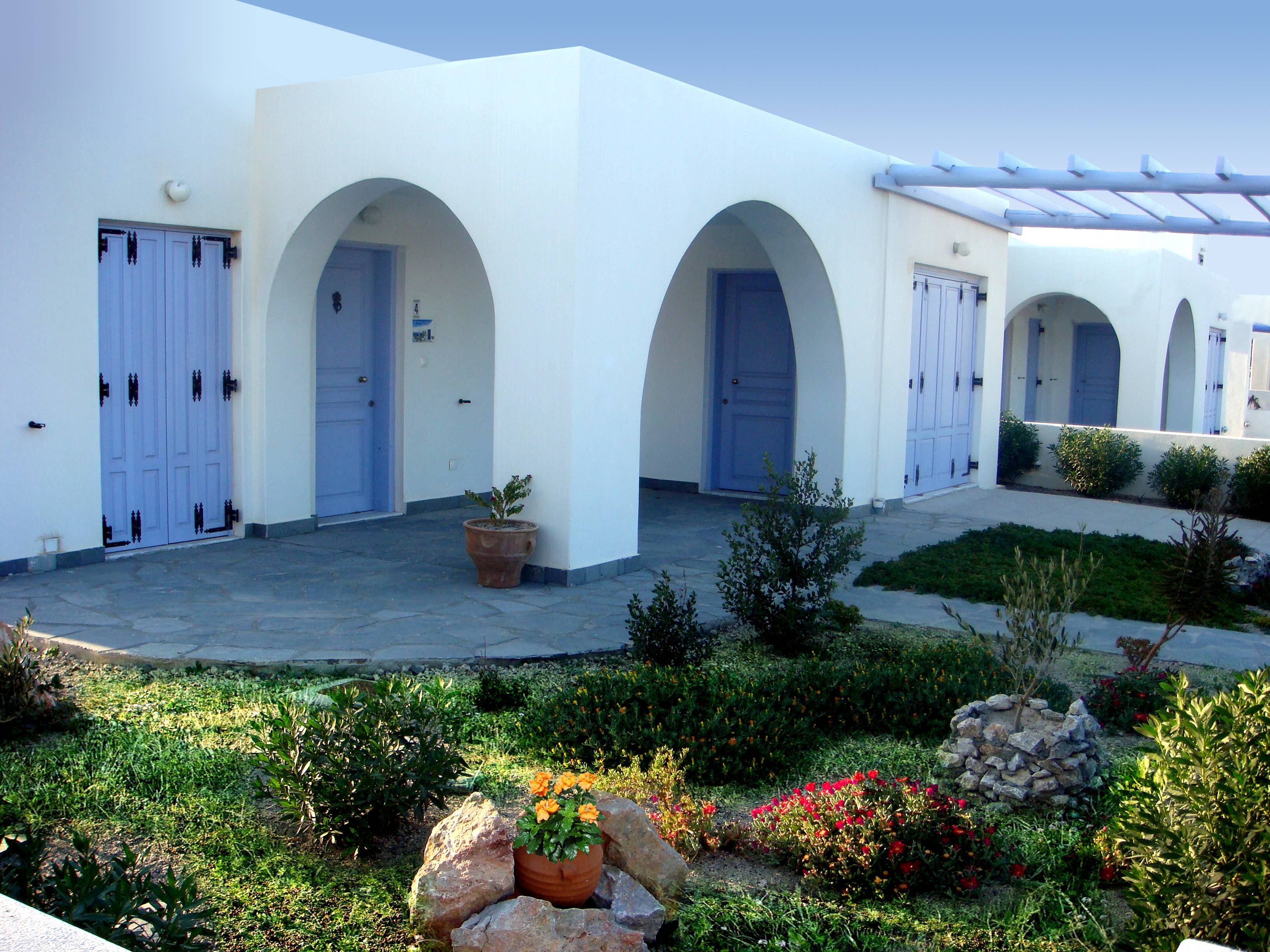 Sunset & Sunrise Villa — Walk-to-Beach 2+1 Coastal Hideaway in Santorini
