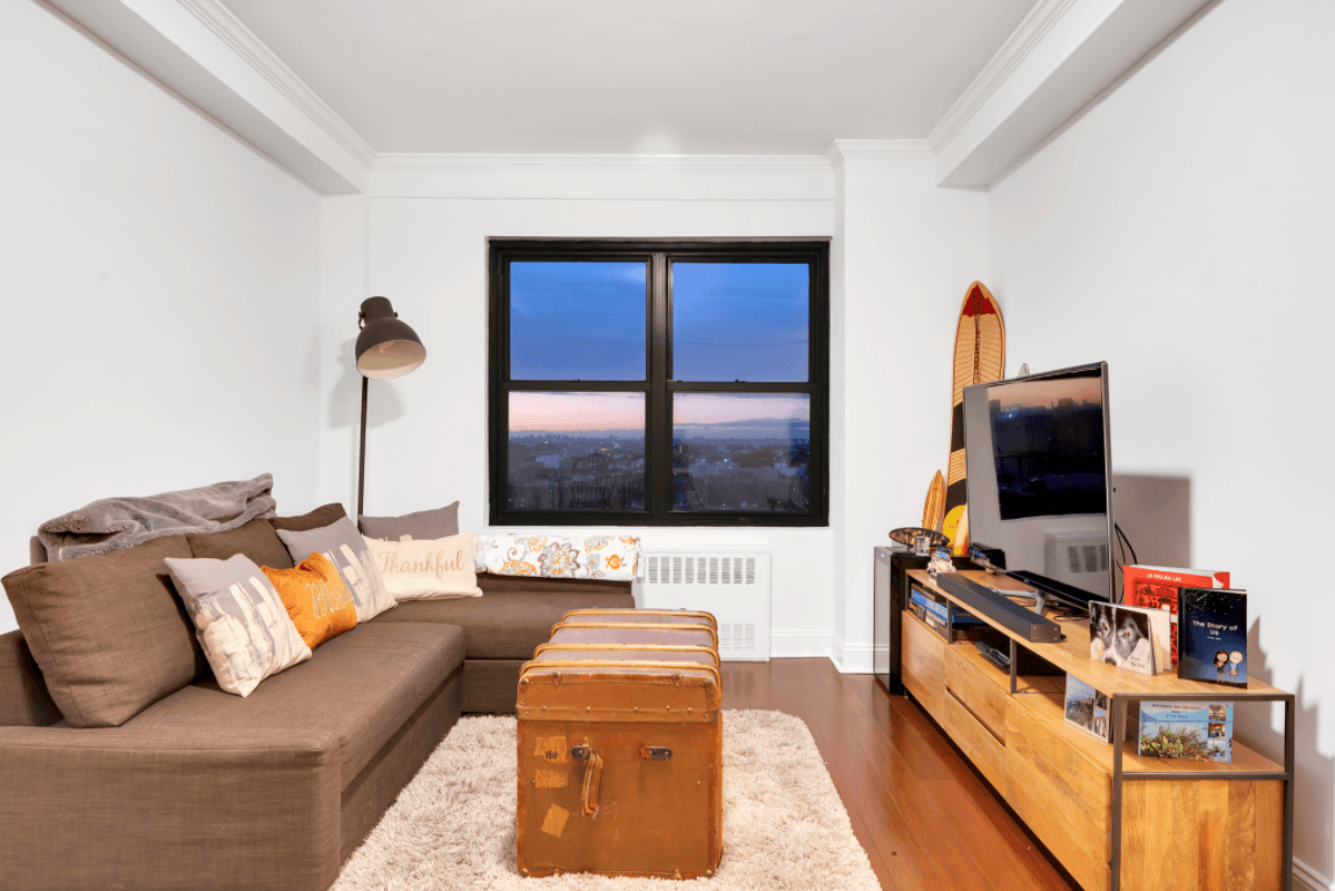 Stunning Top Floor 2 BR in Queens