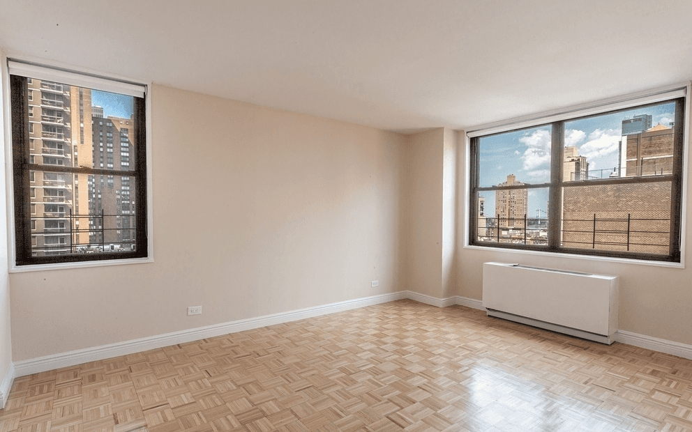 NO FEE , Yorkville 2 bed/2 bath apartment in a Luxury Building, Swimming Pool