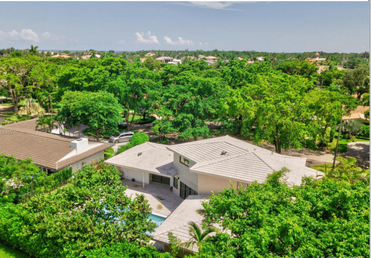 Two-story home with 5 bed/6 baths of 3,814 sqft , Coral Gables, Miami.