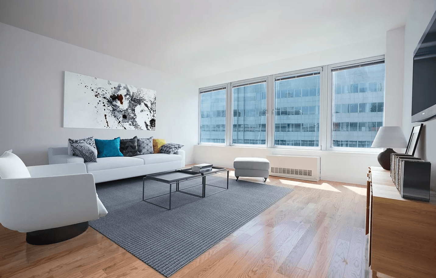 2 Bedroom/ 1 Bathroom Apartment in Luxury Financial District Building