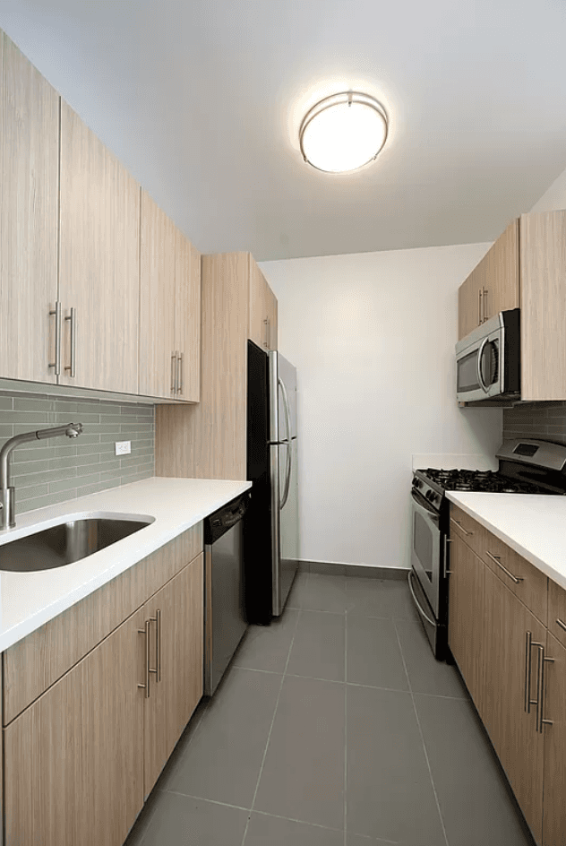 Beautiful 1 Bedroom Apartment in Luxury Financial District Building