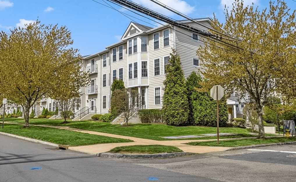 Luxury 2 Bedroom/2 Bath Condo Available in the heart of White Plains!