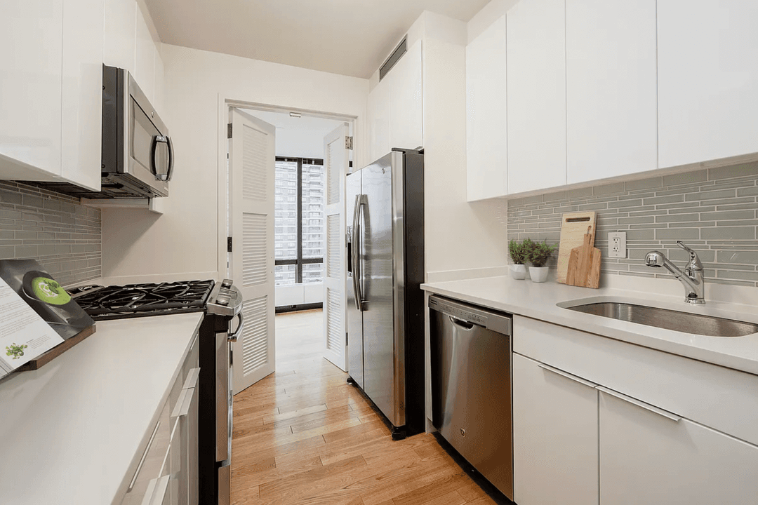 Large Luxury 2 Bedroom in Sutton Place