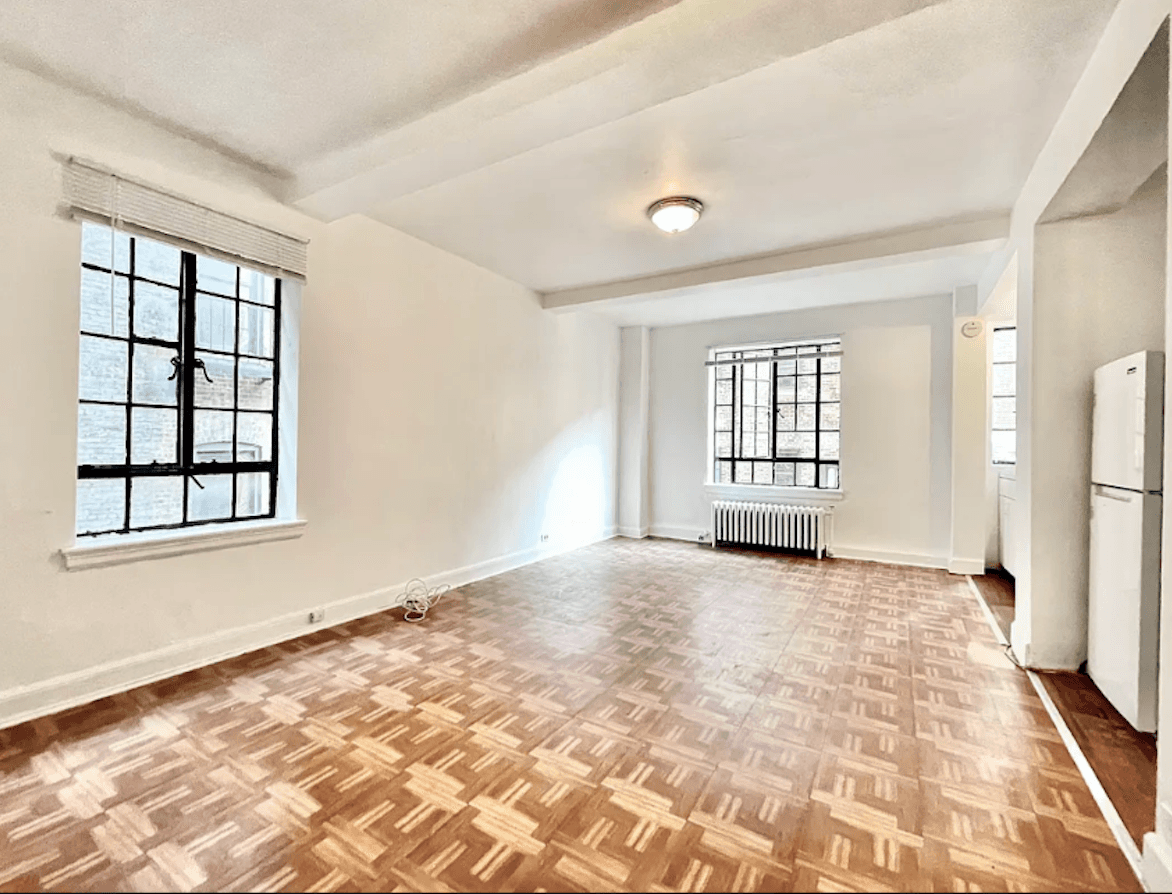 Beautiful and large STUDIO in the heart of MANHATTAN in luxury building
