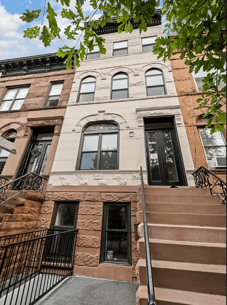 STUNNING 3-STORY TOWNHOME FEATURING A MAJESTIC BACKYARD