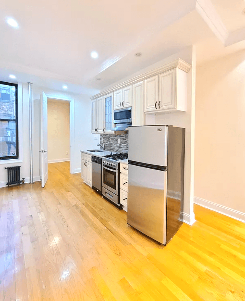 NO FEE - RENOVATED 2 BEDROOM W/ HUGE LIVING ROOM IN EAST VILLAGE