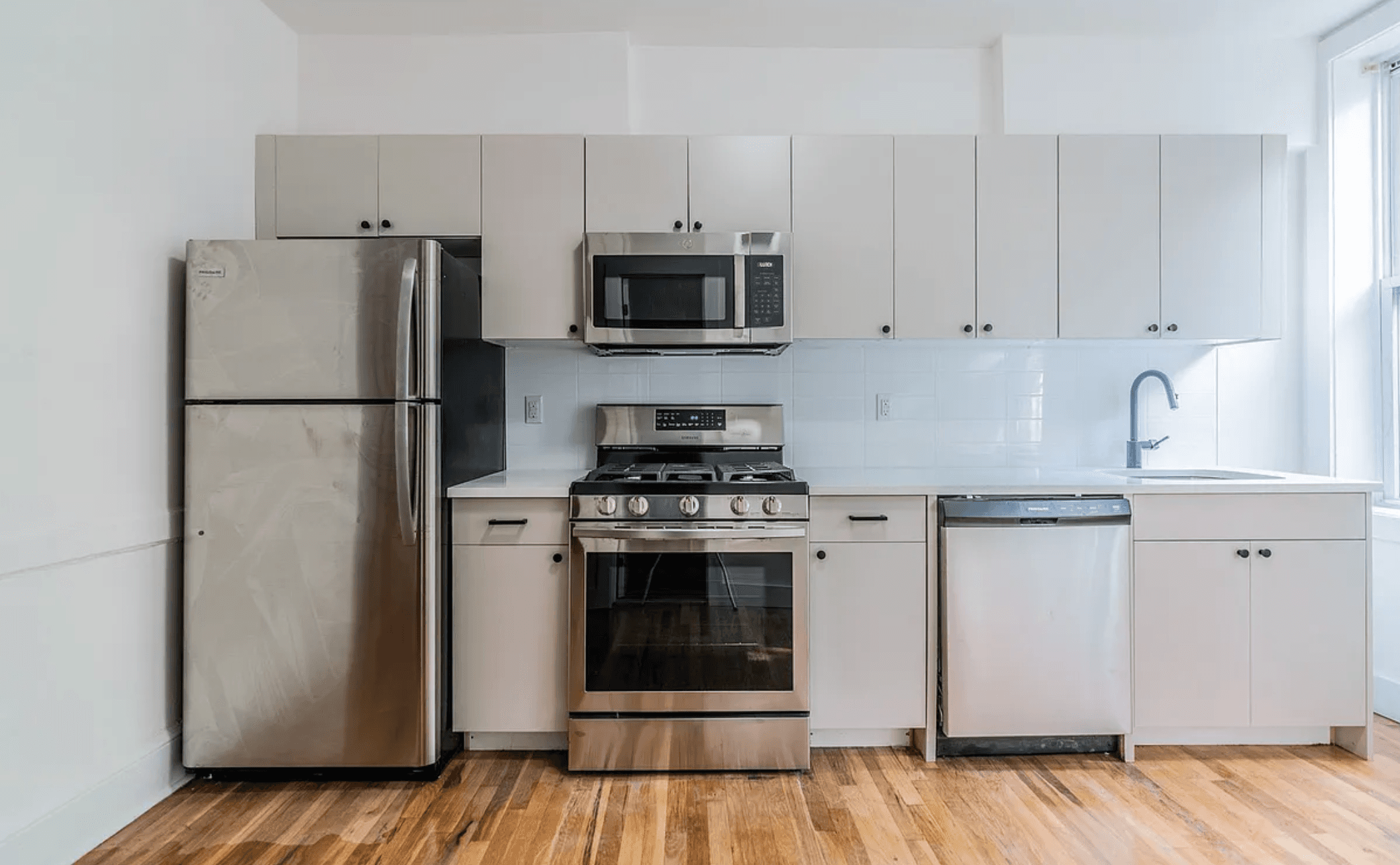No Fee & 1 Month Free in Downtown Hoboken!  Moments to NYC Transportation!  Laundry on site!