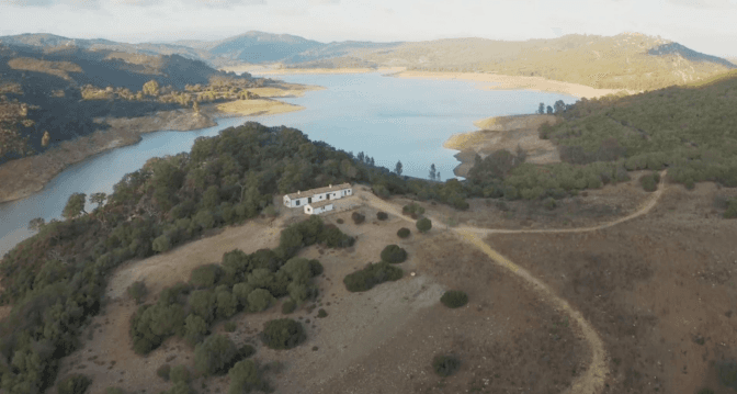 Private Rural Estate with a private lake and plenty of wildlife ideal for an equestrian or rural finca - Throphy Asset with over 3m sqft