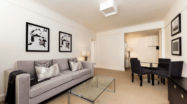 Spacious 2-Bedroom Apartment with Porter & Communal Gardens