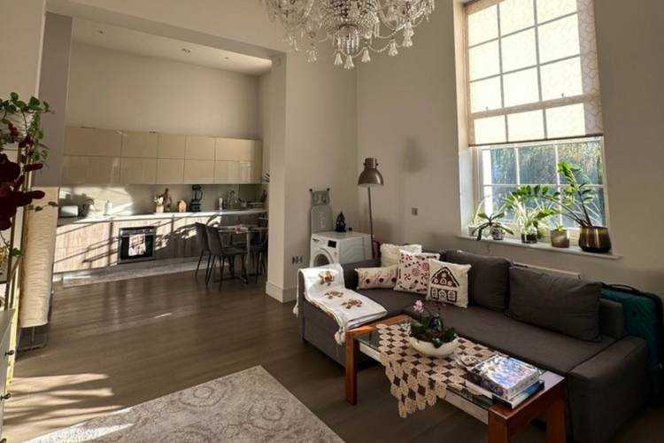 STUNNING ONE-BEDROOM APARTMENT WITHIN FORMER COURTHOUSE IN WEST LONDON