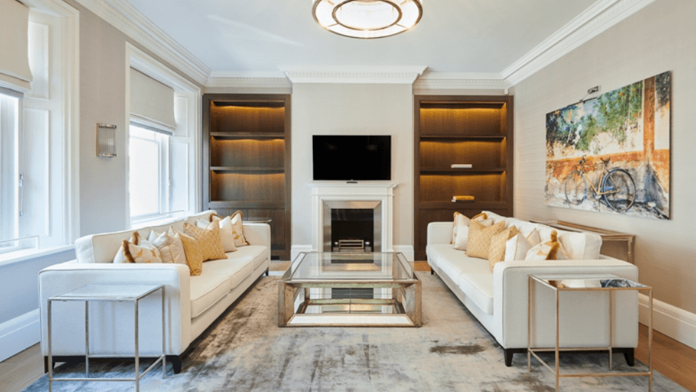 Magnificent First Floor Three-Bedroom Lateral Apartment with Private Terrace & Concierge