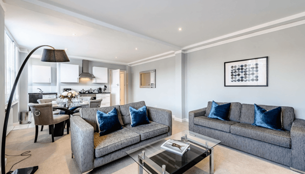 Elegant Fifth-Floor One Bedroom Apartment with Lift & Garden Access