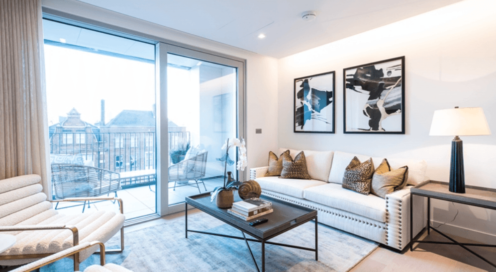 Stylish 4th Floor 2-Bed Apartment with Balcony & Luxury Facilities