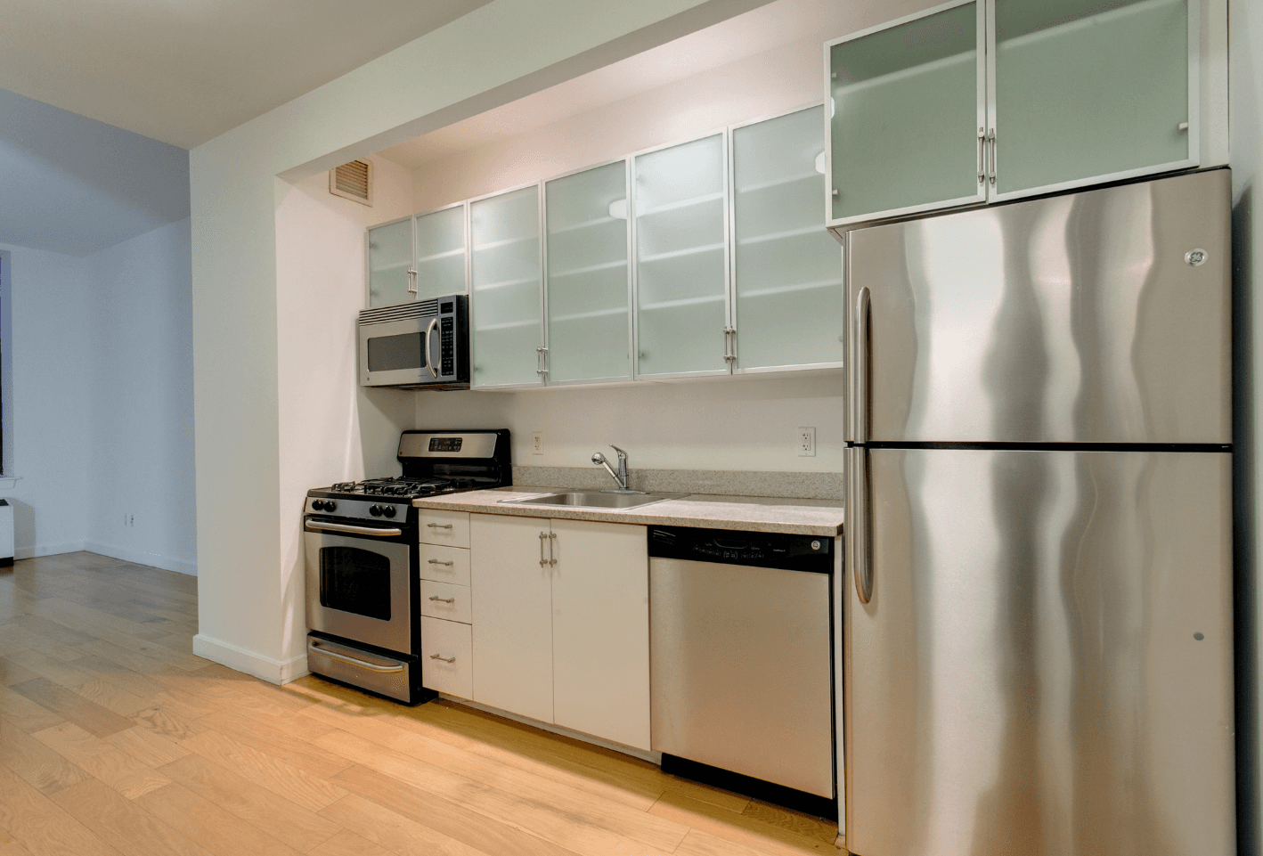 No Fee, Roomy Financial District Studio Apartment w/ Walk-in Closet