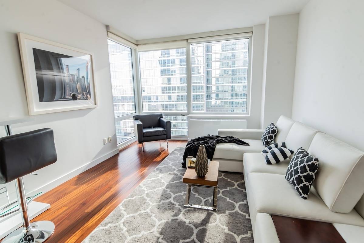 2Bed/2Bath Available for Immediate Occupancy! Floor to Ceiling Windows and W/D. Great Deal! No Fee.