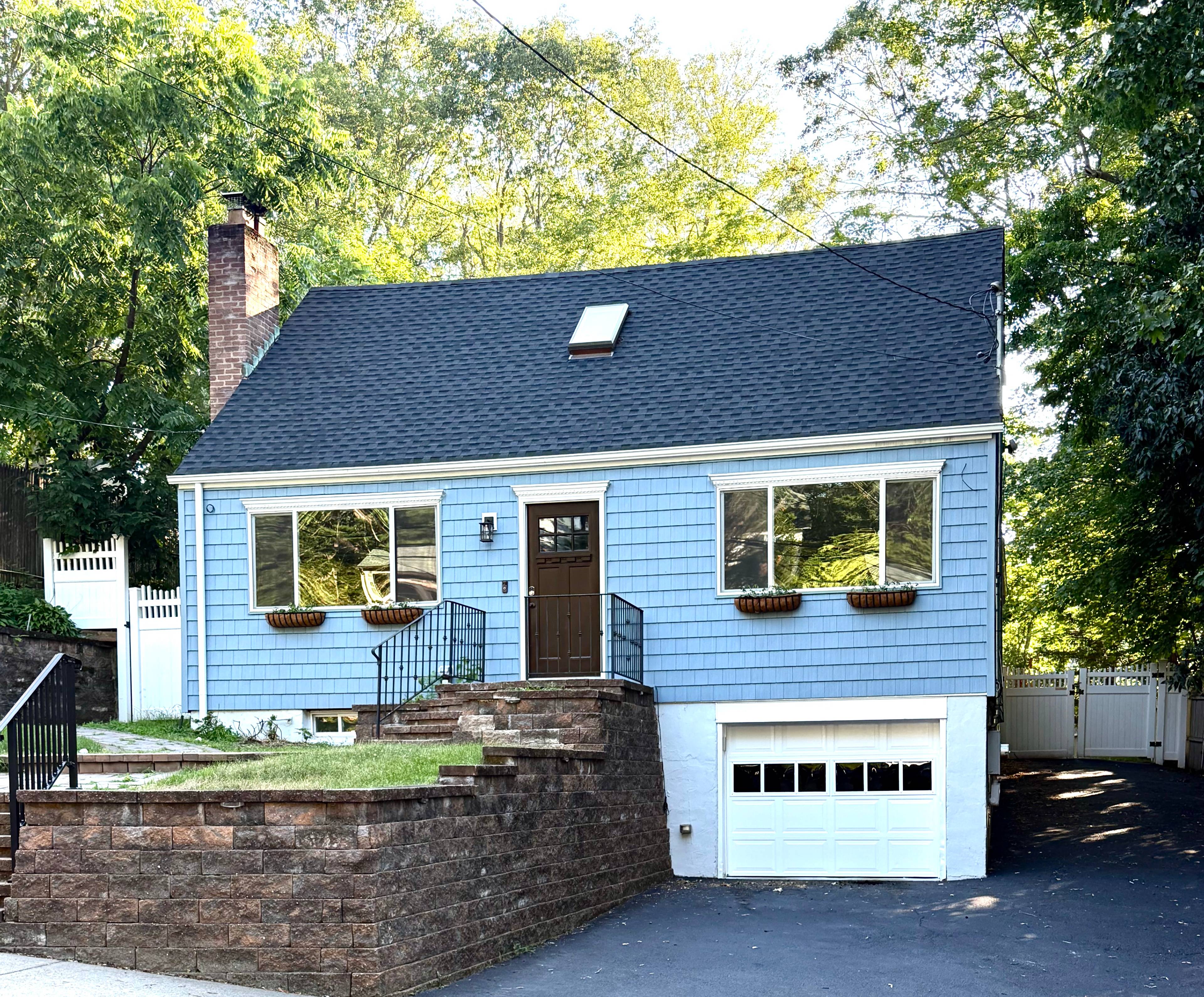 4 Bedroom 3.5 Bath Expanded Cape Minutes to Center of Huntington Village