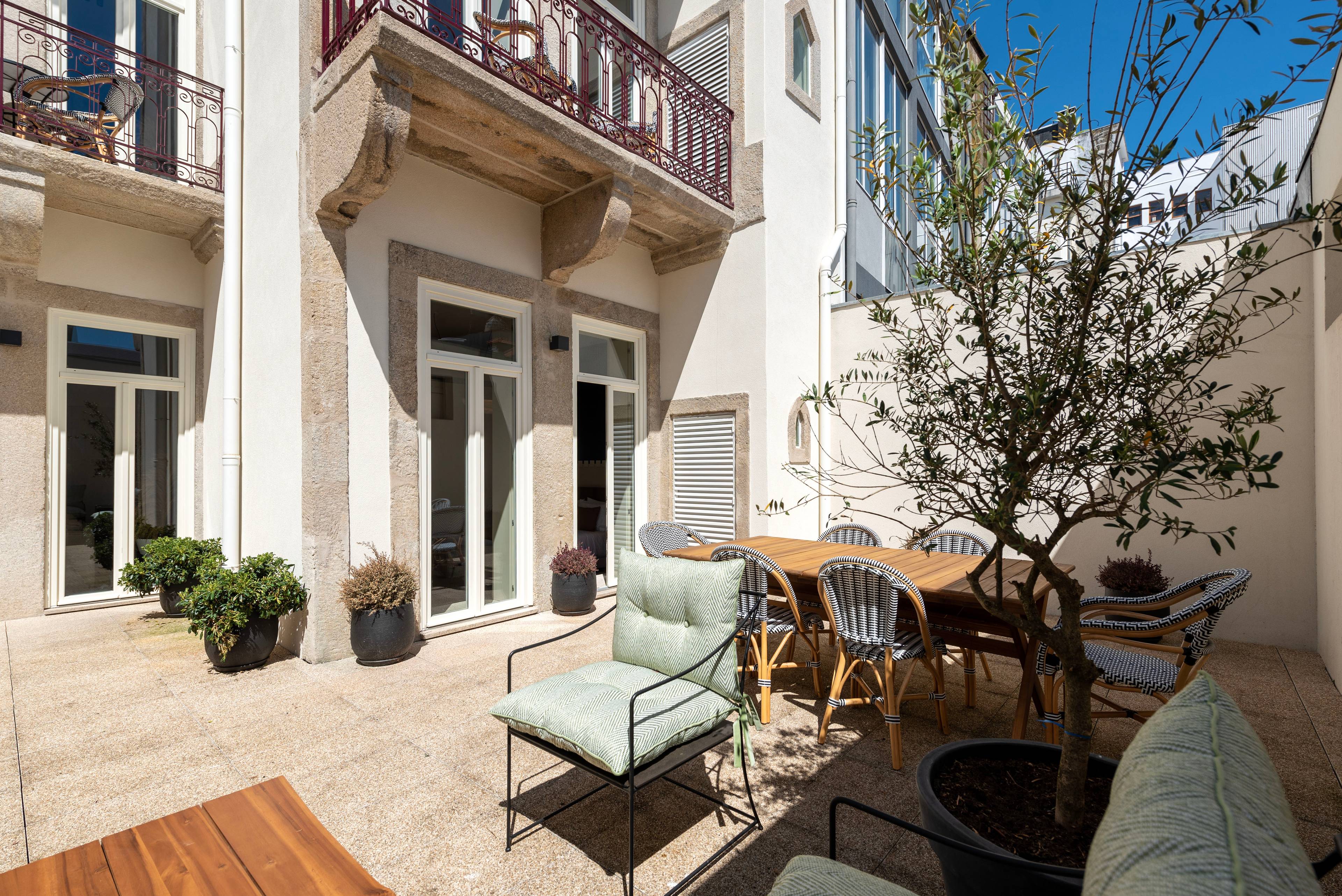 Stylish 1+1 Bedroom Apartment in the heart of Porto | Investment property with full rental management