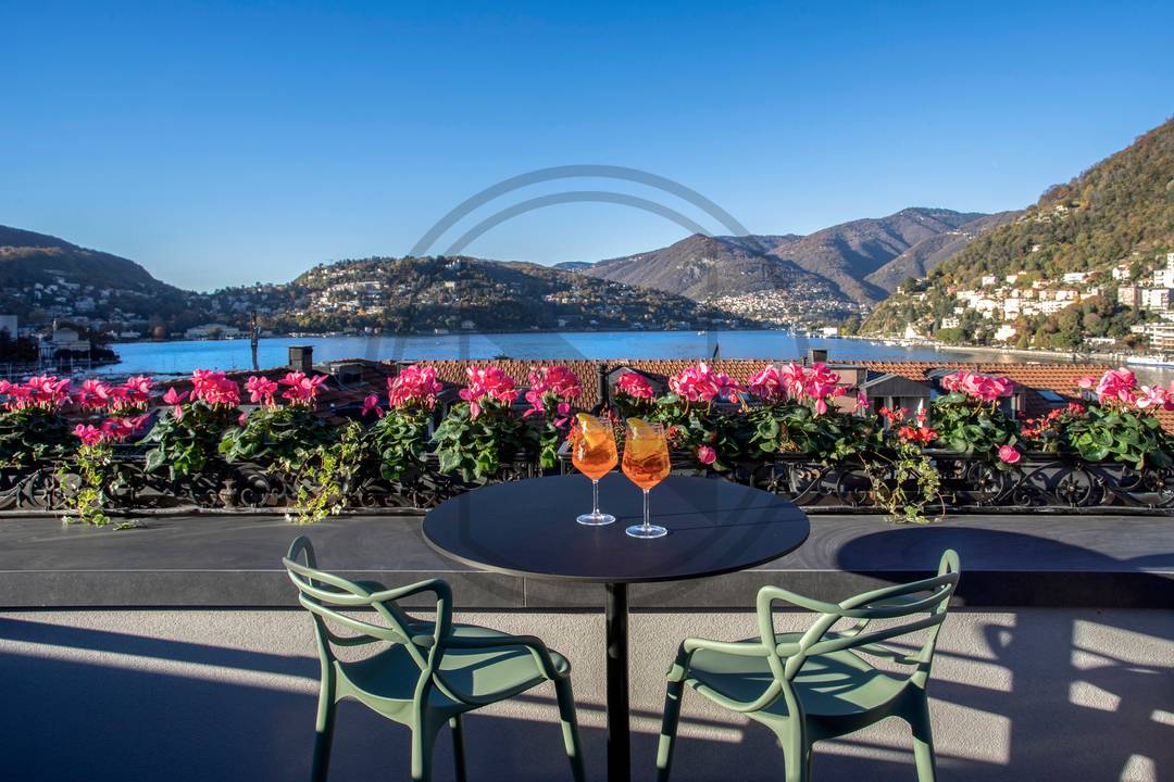 Lake view penthouse Como center