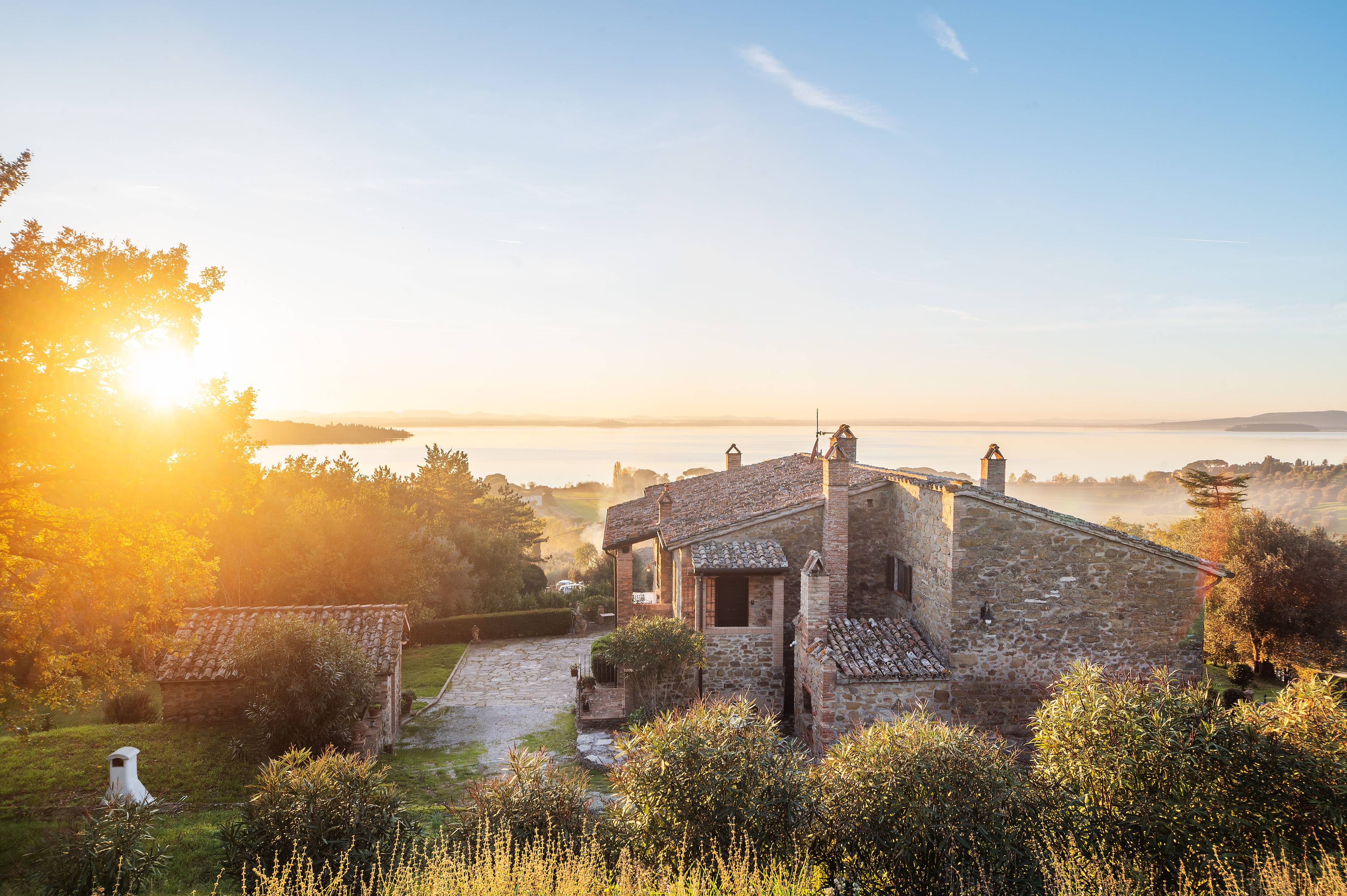 LUXURY COUNTRYSIDE VILLA WITH STUNNING VIEWS OF LAKE TRASIMENO