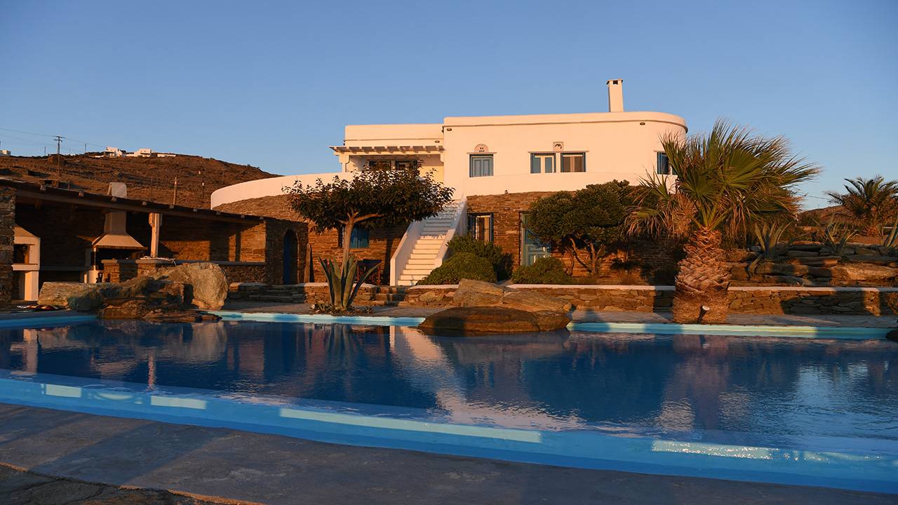 Gorgeous Villa with private beach & swimming pool, Agios Romanos,Tinos