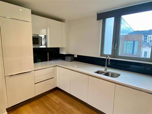 Well presented 2 bed 2 bath apartment with private parking and balcony next to the new Kings Cross quarter, N1.