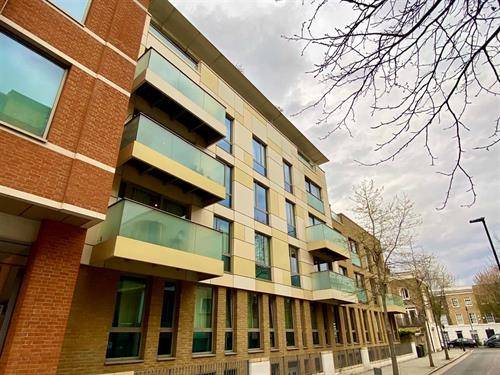 Well presented 2 bed 2 bath apartment with private parking and balcony next to the new Kings Cross quarter, N1.