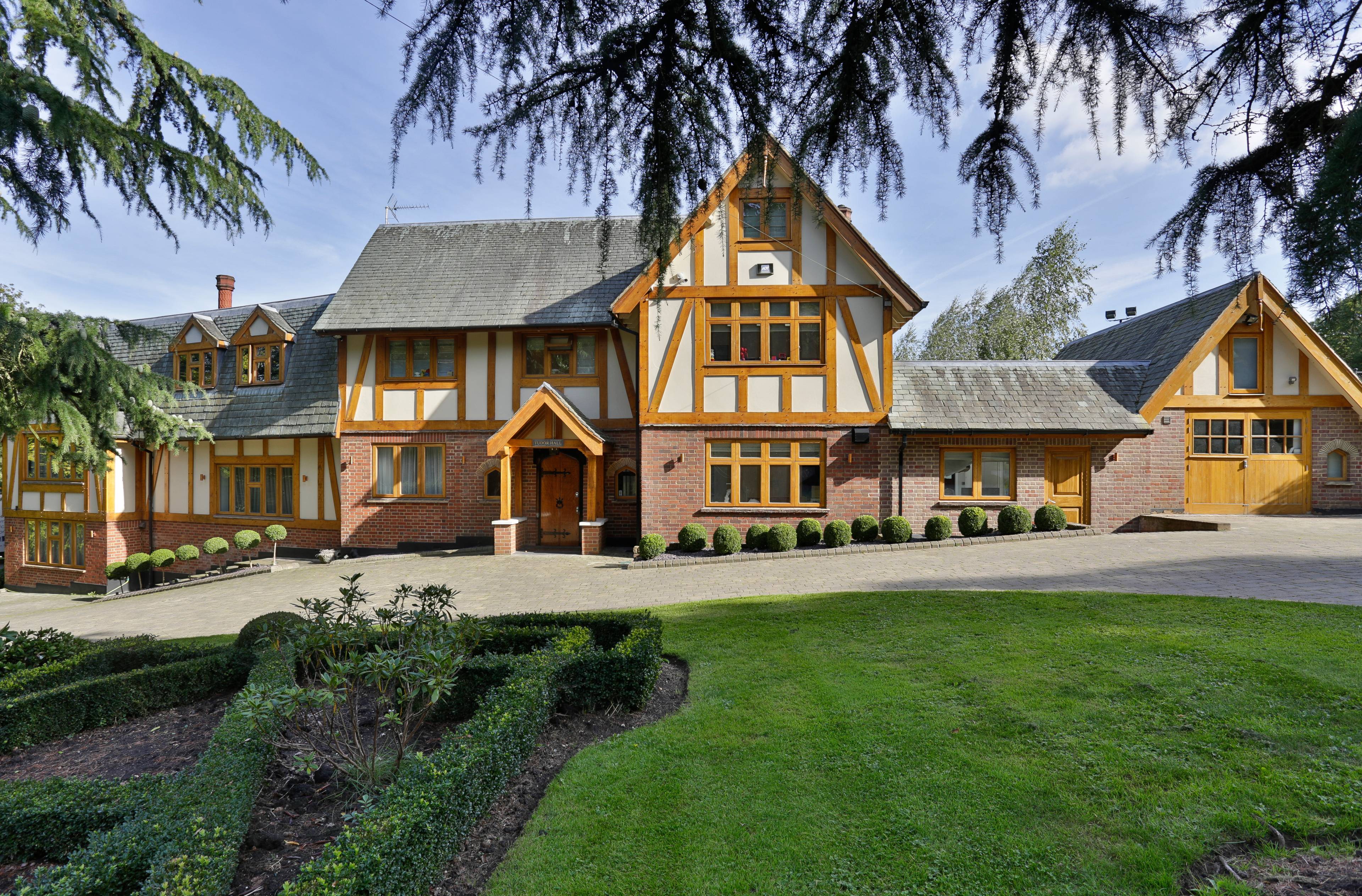 Exquisite Tudor Hall: 9-Bedroom Luxury Estate with Spa, Tennis Court, and Stunning Gardens in Hertfordshire