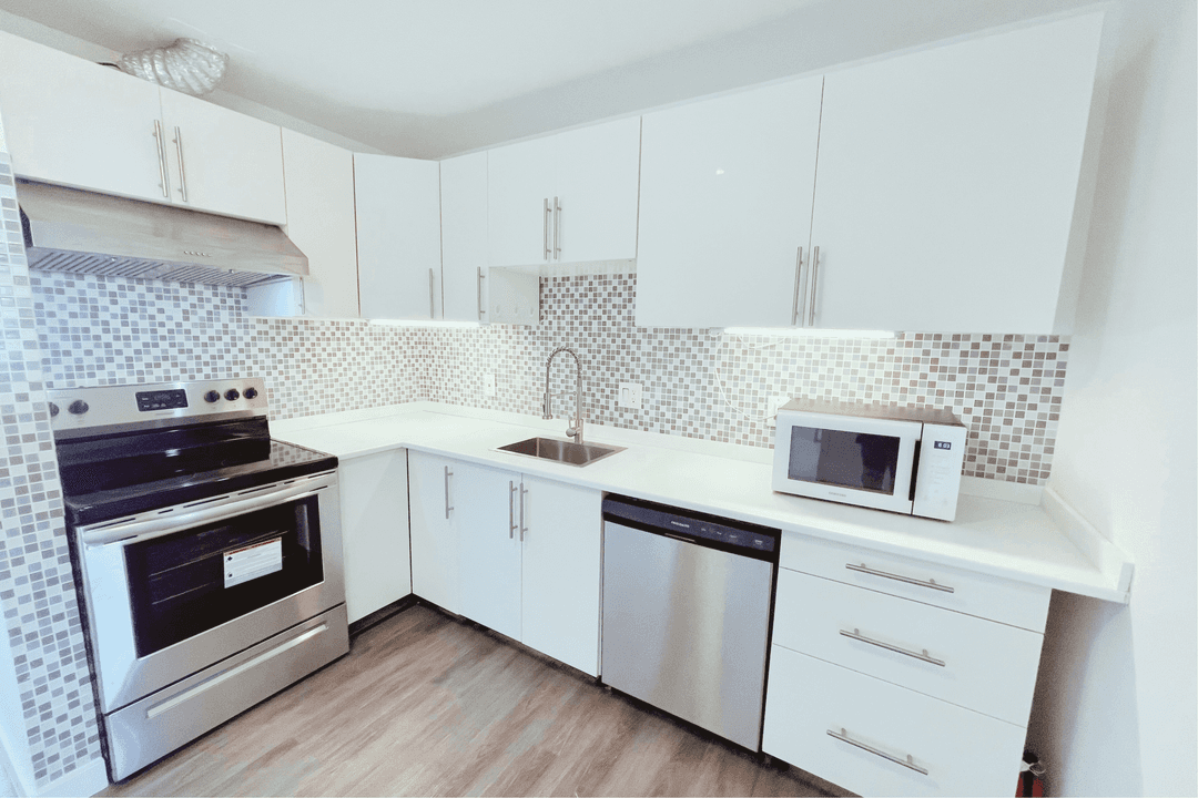 House in Hallandale Beach with Private Backyard and 4 Parking Spaces | 2 Beds + Den | 1 Bath | Laundry Room | 1432 sqft