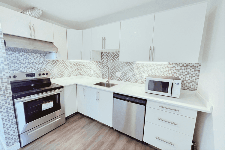 House in Hallandale Beach with Private Backyard and 4 Parking Spaces | 2 Beds + Den | 1 Bath | Laundry Room | 1432 sqft