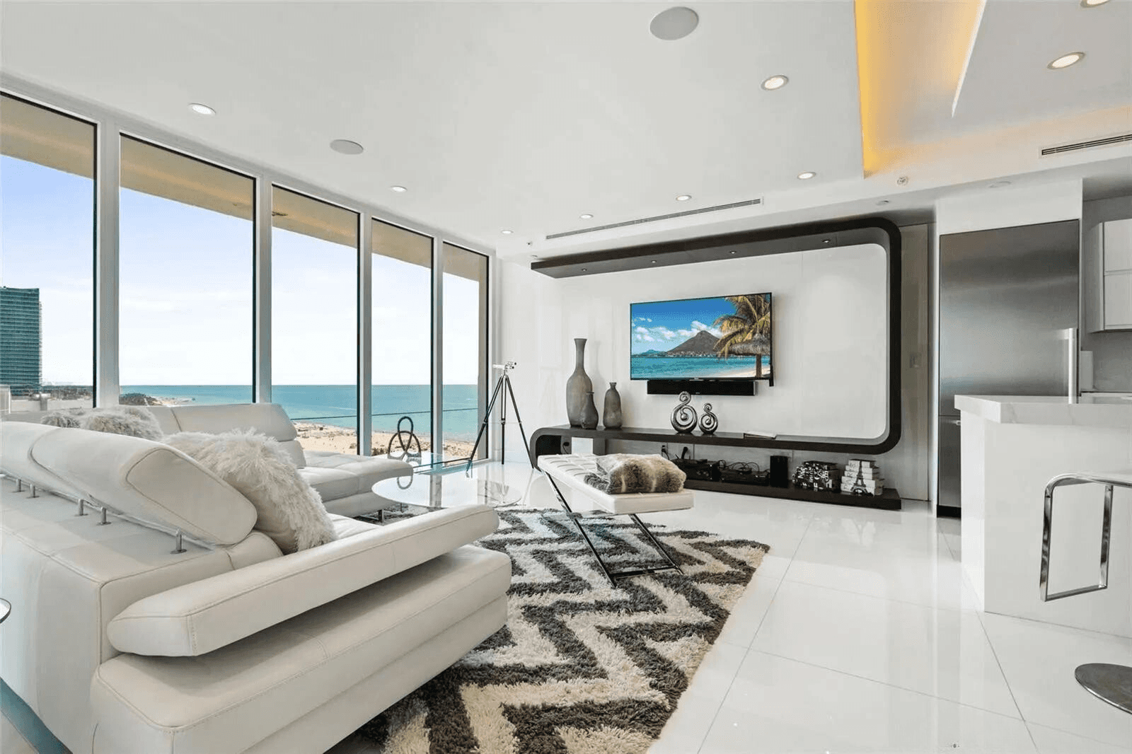 Luxury Condos in Miami Beach: Where Paradise Meets Modern Living! | 2 Beds | 3 Baths | 1 490 sf